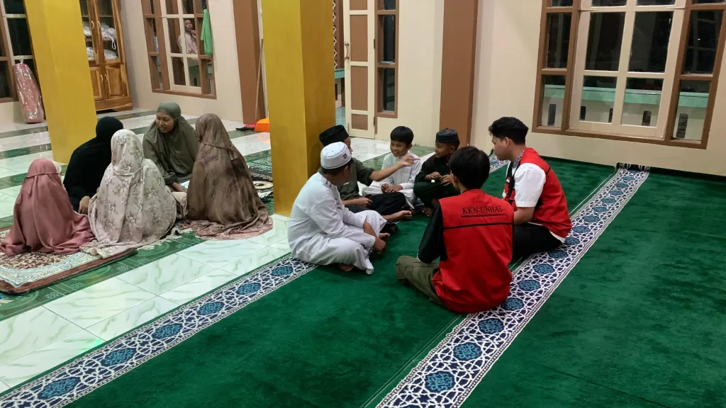 Suasana pendampingan belajar mengaji oleh Mahasiswa KKN Unhas di Mushalla An-Nur, Dusun Bangkala Loe, Rabu, 7 Januari 2026.